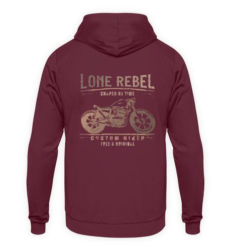 Ein Biker mit einem Hoodie für Motorradfahrer von Wingbikers mit dem Aufdruck, Lone Rebel - Shaped by time - Custom Biker, mit Back Print, in burgunder.