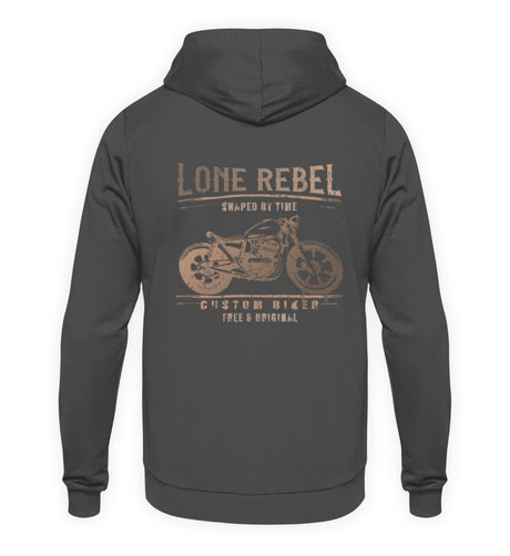 Ein Biker mit einem Hoodie für Motorradfahrer von Wingbikers mit dem Aufdruck, Lone Rebel - Shaped by time - Custom Biker, mit Back Print, in stahlgrau.