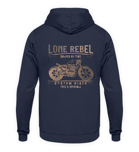 Ein Biker mit einem Hoodie für Motorradfahrer von Wingbikers mit dem Aufdruck, Lone Rebel - Shaped by time - Custom Biker, mit Back Print, in navy.