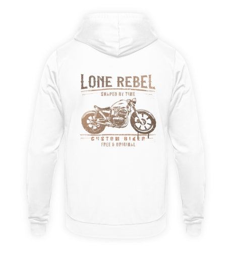Ein Biker mit einem Hoodie für Motorradfahrer von Wingbikers mit dem Aufdruck, Lone Rebel - Shaped by time - Custom Biker, mit Back Print, in weiß.