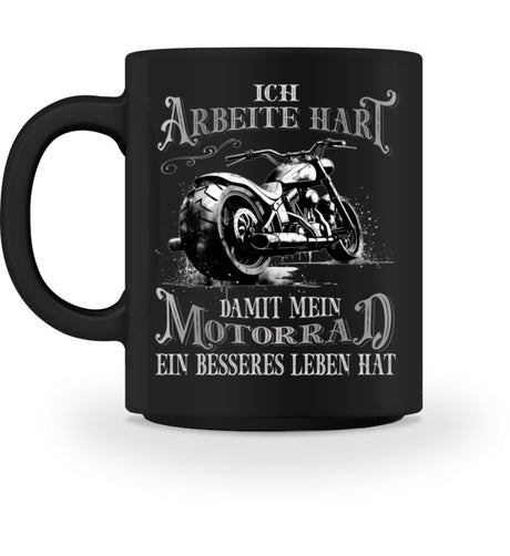 Ein Tasse für Motorradfahrer mit dem beidseitigen Aufdruck, Ich arbeite hart, damit mein Motorrad ein besseres Leben hat, in schwarz.