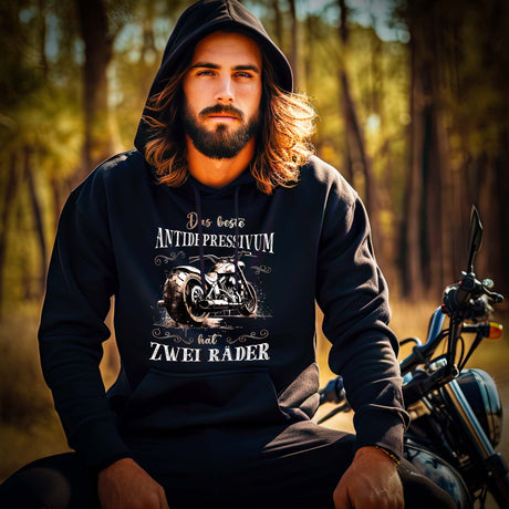 Ein Biker mit einem Hoodie für Motorradfahrer von Wingbikers mit dem Aufdruck, Das beste Antidepressivum hat zwei Räder, in schwarz.