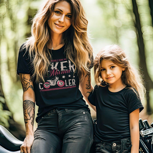 Eine motorradfahrende Mutter mit einem T-Shirt von Wingbikers mit dem Aufdruck, Biker Mama - wie eine normale Mama, nur cooler - in schwarz.