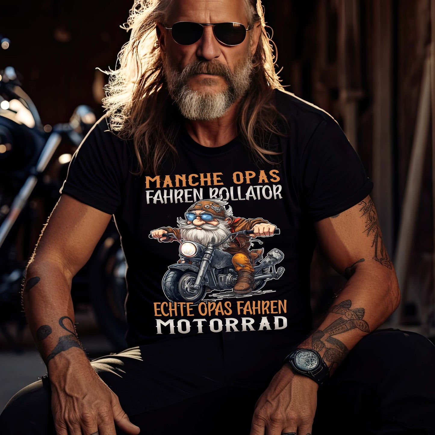 Ein Biker mit einem T-Shirt für Motorradfahrer von Wingbikers mit dem Aufdruck, Manche Opas fahren Rollator - Echte Opas fahren Motorrad, in schwarz.