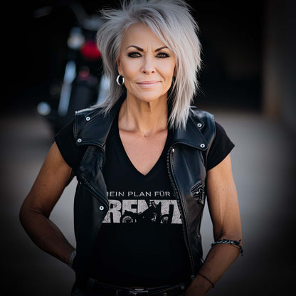 Eine Motorradfahrerin mit einem Damen T-Shirt mit V-Ausschnitt von Wingbikers mit dem Aufdruck, Mein Plan für die Rente - in schwarz.