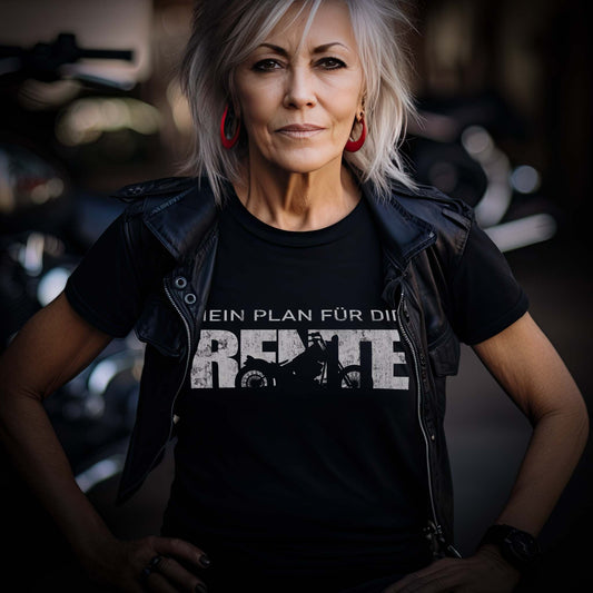 Eine Motorradfahrerin mit einem Damen T-Shirt von Wingbikers mit dem Aufdruck, Mein Plan für die Rente - in schwarz.