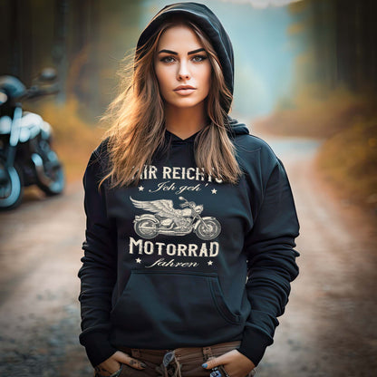 Eine Motorradfahrerin mit einem Damen Hoodie von Wingbikers mit dem Aufdruck, Mir reichts, ich geh´ Motorrad fahren - in schwarz.
