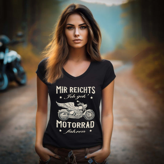 Eine Motorradfahrerin mit einem Damen T-Shirt mit V-Ausschnitt von Wingbikers mit dem Aufdruck, Mir reichts, ich geh´ Motorrad fahren - in schwarz.