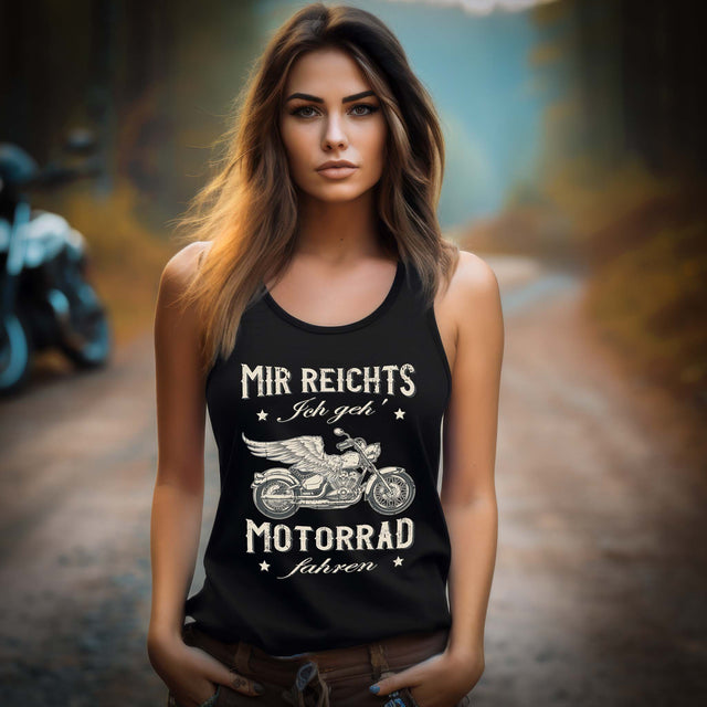 Eine Motorradfahrerin mit einem Damen Tanktop von Wingbikers mit dem Aufdruck, Mir reichts, ich geh´ Motorrad fahren - in schwarz.