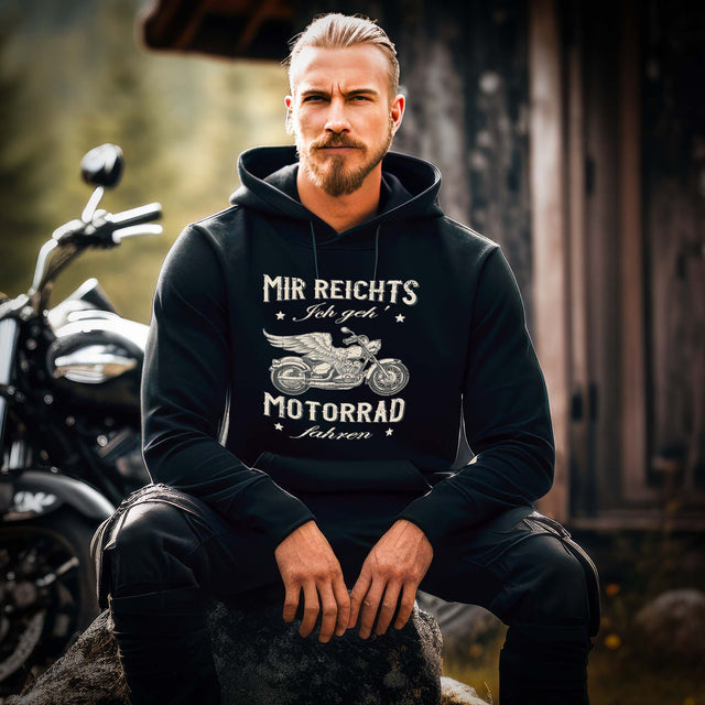 Ein Biker mit einem Hoodie für Motorradfahrer von Wingbikers mit dem Aufdruck, Mir reichts, ich geh´ Motorrad fahren - in schwarz.