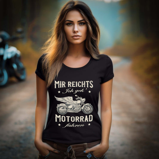 Eine Motorradfahrerin mit einem Damen T-Shirt von Wingbikers mit dem Aufdruck, Mir reichts, ich geh´ Motorrad fahren - leger geschnitten, in schwarz.