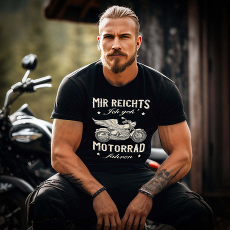 Ein Biker mit einem T-Shirt für Motorradfahrer von Wingbikers mit dem Aufdruck, Mir reichts, ich geh´ Motorrad fahren - in schwarz.