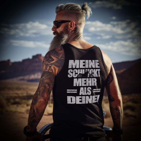 Ein Biker mit einem Tanktop für Motorradfahrer von Wingbikers mit dem Aufdruck, Meine schluckt mehr als deine! mit einem Motorrad, mit Back Print, in schwarz.