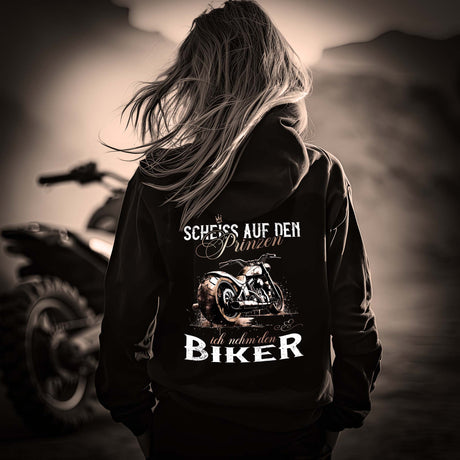 Eine Frau mit einem Hoodie für Motorradfahrer von Wingbikers mit dem Aufdruck, Scheiß auf den Prinzen, ich nehm' den Biker - mit Back Print, in schwarz.
