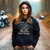 Ein e Motorradfahrerin mit einem Hoodie von Wingbikers mit dem Aufdruck, Life Is A Journey - Enjoy The Ride, in schwarz.