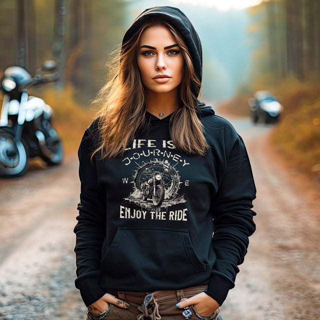 Ein e Motorradfahrerin mit einem Hoodie von Wingbikers mit dem Aufdruck, Life Is A Journey - Enjoy The Ride, in schwarz.