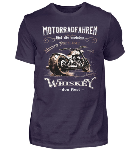 Ein Biker T-Shirt für Motorradfahrer von Wingbikers mit dem Aufdruck, Motorradfahren löst die meisten meiner Probleme - Whiskey den Rest - in aubergine.