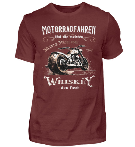 Ein Biker T-Shirt für Motorradfahrer von Wingbikers mit dem Aufdruck, Motorradfahren löst die meisten meiner Probleme - Whiskey den Rest - in weinrot.