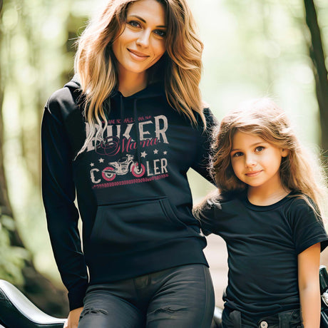 Eine Motorradfahrende Mutter mit einem Hoodie von Wingbikers mit dem Aufdruck, Biker Mama - wie eine normale Mama, nur cooler - in schwarz.