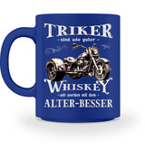 Eine Tasse für Trike Fahrer von Wingbikers, mit dem beidseitigen Aufdruck, Triker sind wie guter Whiskey - Wir werden mit dem Alter besser, in royal blau.