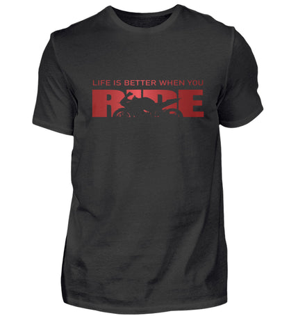 Ein T-Shirt für Motorradfahrer von Wingbikers mit dem roten Schriftzug, Life Is Better When You Ride - mit einem Motorrad, in schwarz.