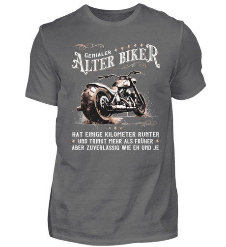 Ein Biker T-Shirt für Motorradfahrer von Wingbikers mit dem Aufdruck, Alter Biker - Einige Kilometer runter, trinkt mehr - aber zuverlässig wie eh und je - in dunkelgrau.