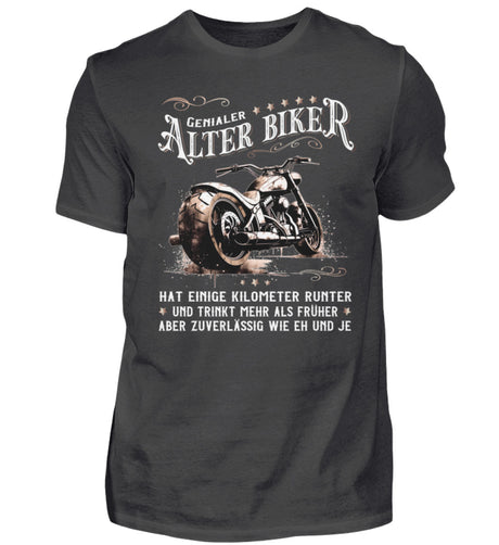 Ein Biker T-Shirt für Motorradfahrer von Wingbikers mit dem Aufdruck, Alter Biker - Einige Kilometer runter, trinkt mehr - aber zuverlässig wie eh und je - in dunkelgrau.