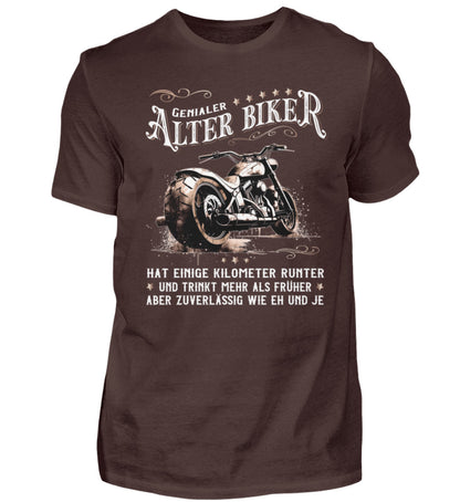 Ein Biker T-Shirt für Motorradfahrer von Wingbikers mit dem Aufdruck, Alter Biker - Einige Kilometer runter, trinkt mehr - aber zuverlässig wie eh und je - in braun.
