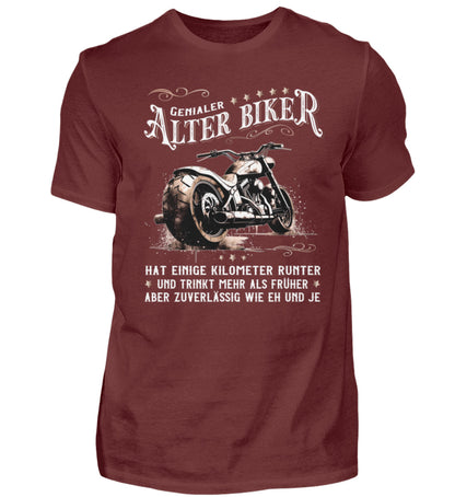 Ein Biker T-Shirt für Motorradfahrer von Wingbikers mit dem Aufdruck, Alter Biker - Einige Kilometer runter, trinkt mehr - aber zuverlässig wie eh und je - in weinrot.