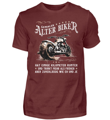 Ein Biker T-Shirt für Motorradfahrer von Wingbikers mit dem Aufdruck, Alter Biker - Einige Kilometer runter, trinkt mehr - aber zuverlässig wie eh und je - in weinrot.