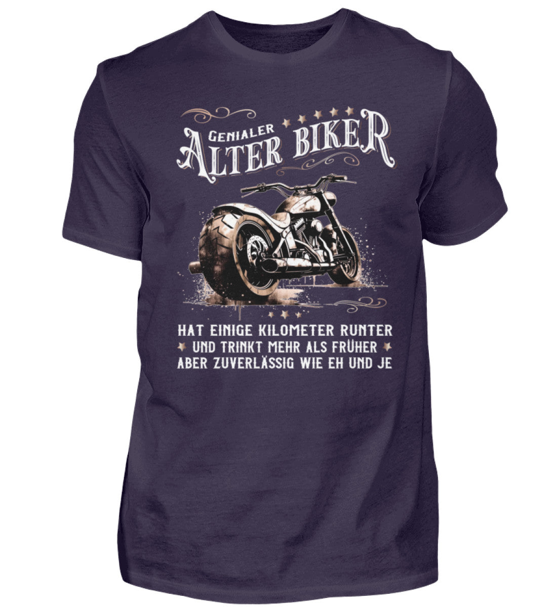 Ein Biker T-Shirt für Motorradfahrer von Wingbikers mit dem Aufdruck, Alter Biker - Einige Kilometer runter, trinkt mehr - aber zuverlässig wie eh und je - in aubergine lila.