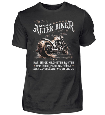 Ein Biker T-Shirt für Motorradfahrer von Wingbikers mit dem Aufdruck, Alter Biker - Einige Kilometer runter, trinkt mehr - aber zuverlässig wie eh und je - in schwarz.