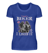 Ein T-Shirt für Motorradfahrerinnen von Wingbikers mit dem Aufdruck, I Kissed A Biker And I Liked It, in royal blau.