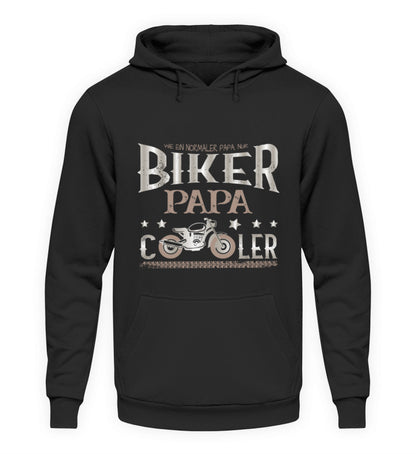 Ein Hoodie für motorradfahrende Väter von Wingbikers mit dem Aufdruck, Biker Papa, wie ein normaler Papa, nur viel cooler, in schwarz.