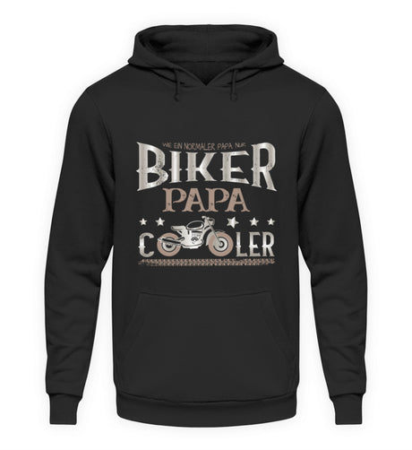 Ein Hoodie für motorradfahrende Väter von Wingbikers mit dem Aufdruck, Biker Papa, wie ein normaler Papa, nur viel cooler, in schwarz.