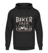 Ein Hoodie für motorradfahrende Väter von Wingbikers mit dem Aufdruck, Biker Papa, wie ein normaler Papa, nur viel cooler, in schwarz.