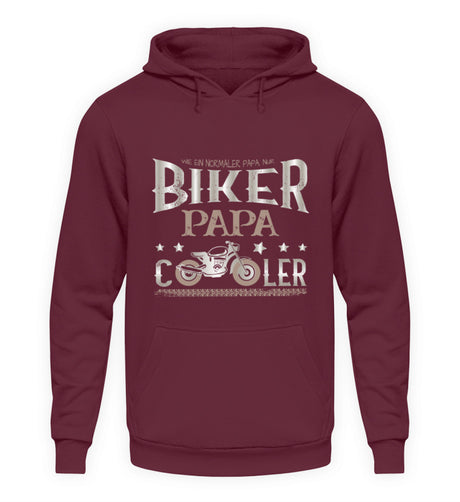 Ein Hoodie für motorradfahrende Väter von Wingbikers mit dem Aufdruck, Biker Papa, wie ein normaler Papa, nur viel cooler, in burgunder weinrot.