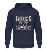 Ein Hoodie für motorradfahrende Väter von Wingbikers mit dem Aufdruck, Biker Papa, wie ein normaler Papa, nur viel cooler, in navy blau.