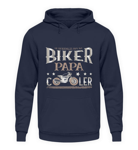 Ein Hoodie für motorradfahrende Väter von Wingbikers mit dem Aufdruck, Biker Papa, wie ein normaler Papa, nur viel cooler, in navy blau.