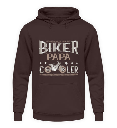 Ein Hoodie für motorradfahrende Väter von Wingbikers mit dem Aufdruck, Biker Papa, wie ein normaler Papa, nur viel cooler, in braun.