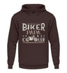 Ein Hoodie für motorradfahrende Väter von Wingbikers mit dem Aufdruck, Biker Papa, wie ein normaler Papa, nur viel cooler, in braun.