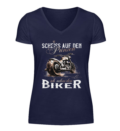 Ein T-Shirt mit V-Ausschnitt für Motorradfahrerinnen von Wingbikers mit dem Aufdruck, Scheiß auf den Prinzen, ich nehm' den Biker, als Backprint in navy blau.