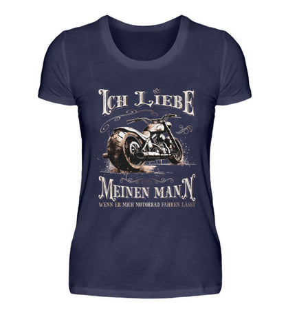 Ein T-Shirt für Motorradfahrerinnen von Wingbikers mit dem Aufdruck, Ich liebe meinen Mann, wenn er mich Motorrad fahren lässt! - in navy blau.