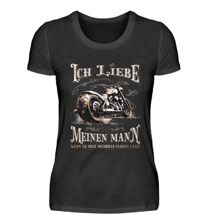 Ein T-Shirt für Motorradfahrerinnen von Wingbikers mit dem Aufdruck, Ich liebe meinen Mann, wenn er mich Motorrad fahren lässt! - in schwarz.