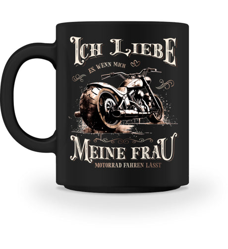 Eine Tasse für Motorradfahrer von Wingbikers, mit dem beidseitigen Aufdruck, Ich liebe meine Frau, wenn sie mich Motorrad fahren lässt! - in schwarz.