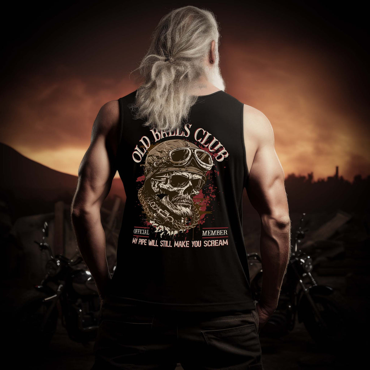 Ein Biker mit einem Tanktop für Motorradfahrer von Wingbikers mit dem Aufdruck, Old Balls Club - My Pipe Will Still Make You Scream, als Back Print, in schwarz.