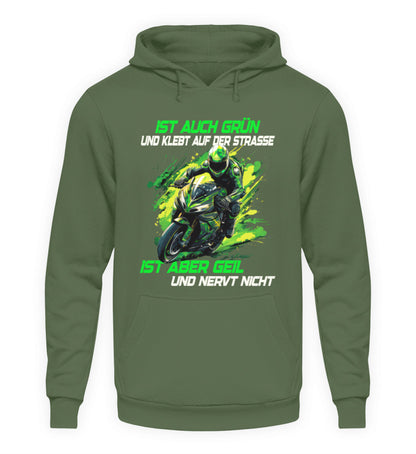Ein Hoodie für Motorradfahrer von Wingbikers mit dem Aufdruck, Ist auch grün und klebt auf der Straße, ist aber geil und nervt nicht, in erdgrün.
