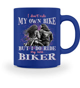 Eine Tasse für Motorradfahrerinnen von Wingbikers, mit dem beidseitigen Aufdruck, I Don't Ride My Own Bike, But I Do Ride My Own Biker, in royal blau.