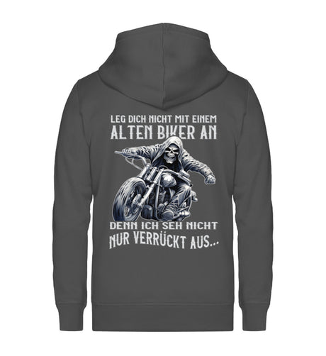 Eine Reißverschluss-Jacke für Motorradfahrer von Wingbikers mit dem Aufdruck, Leg dich nicht mit einem alten Biker an, denn ich seh nicht nur verrückt aus, in dunkelgrau.