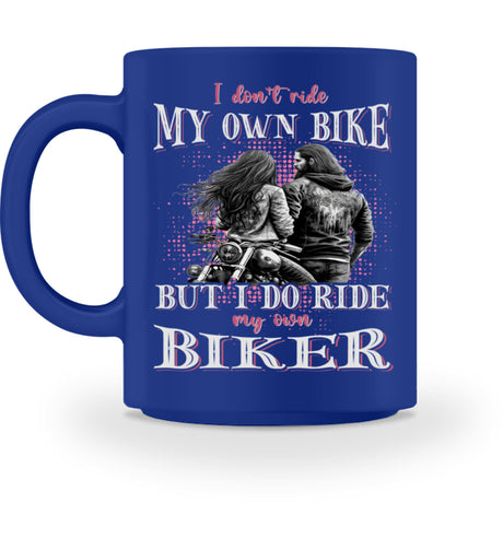 Eine Tasse für Motorradfahrerinnen von Wingbikers, mit dem beidseitigen Aufdruck, I Don't Ride My Own Bike, But I Do Ride My Own Biker, in royal blau.